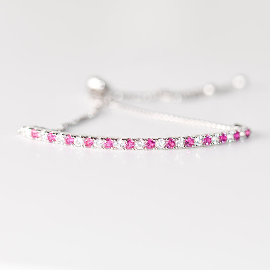 Pulsera tipo bolo con rubíes y zafiros blancos creados en laboratorio en plata esterlina
