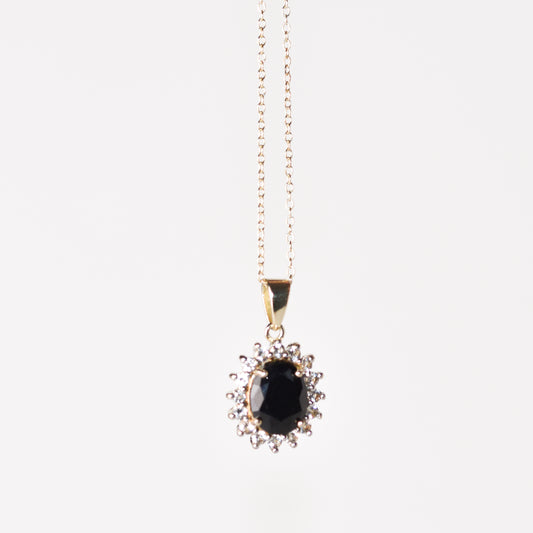 Dije con zafiro negro (3 ct) y topacios blancos en oro de 18k sobre plata