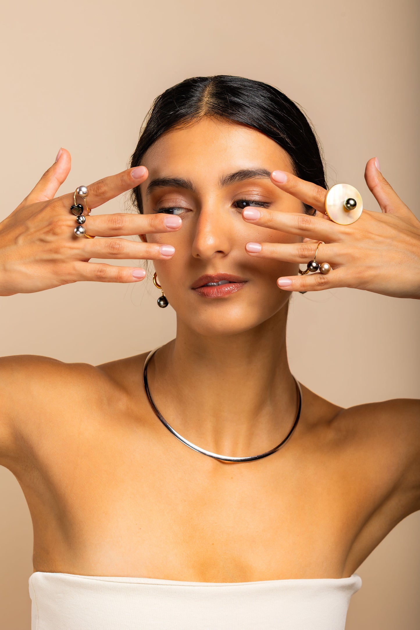 Anillo abierto con perlas de Tahití y Keshi en oro amarillo 14K