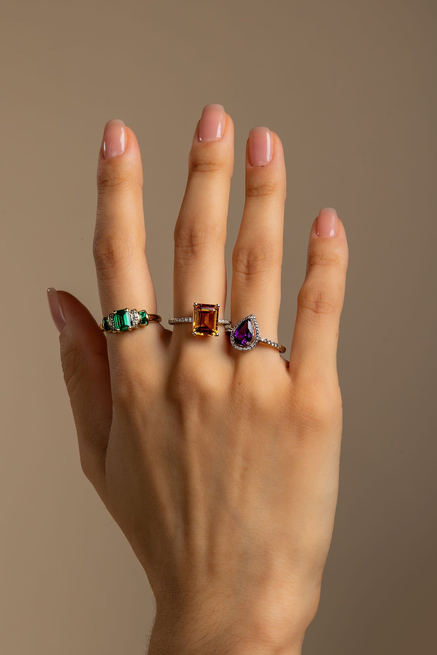 Anillo con esmeraldas de laboratorio y diamantes en oro amarillo 10K