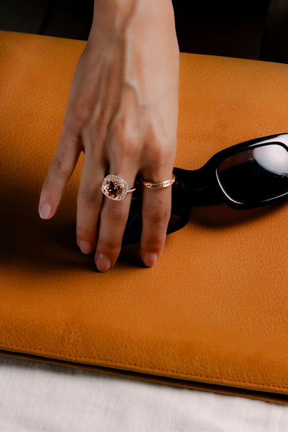 Anillo con morganita rosa y diamantes en oro blanco 14K