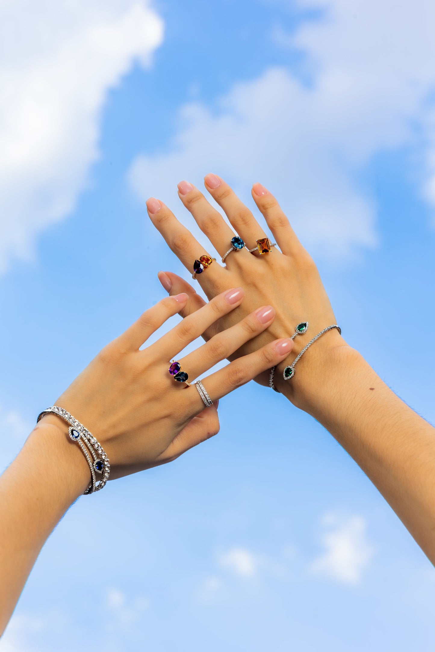 Anillo con topacio London Blue y diamantes en plata esterlina