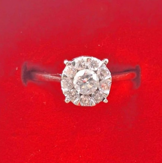 Anillo con diamantes naturales en oro blanco 14K tipo cluster