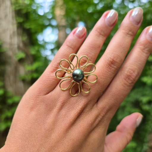 Anillo con perla de Tahití en forma de flor chapado en oro
