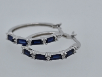 Arracadas con zafiros azul y blanco creados en laboratorio en corte esmeralda y redondo