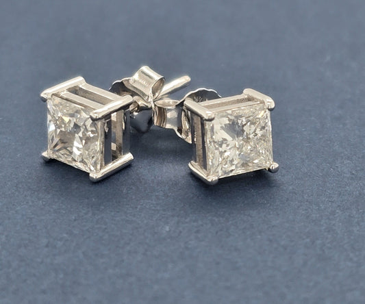 Aretes tipo stud 2cttw con diamantes  de laboratorio en corte princesa y oro blanco 14K