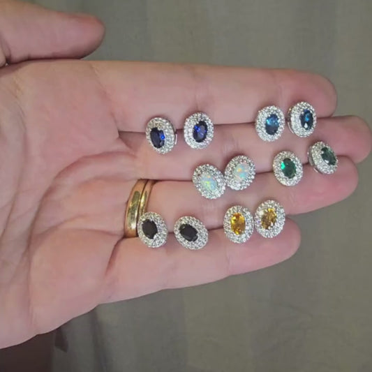 Aretes tipo stud con piedra natural y halo de zafiros blancos de laboratorio