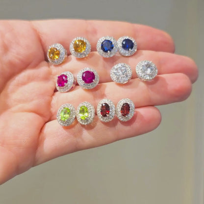 Aretes tipo stud redondos (1.5 ct) y halo de zafiros blancos