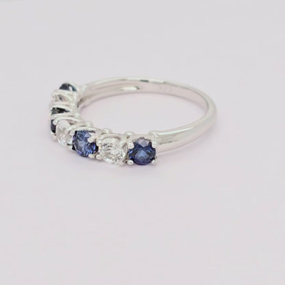 Anillo con Zafiros Azules y Blancos de Laboratorio en Plata