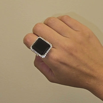 Anillo Espinela Negra 15.3 cttw con Zafiro Blanco de Laboratorio en Plata con baño de Rodio